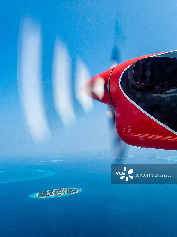 飞机飞越马尔代夫海域图片素材