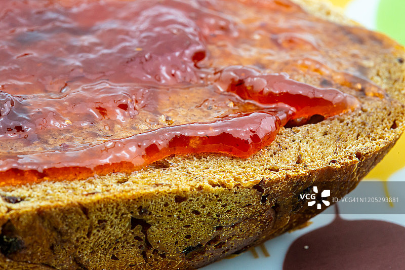 自制葡萄干面包上的草莓酱图片素材