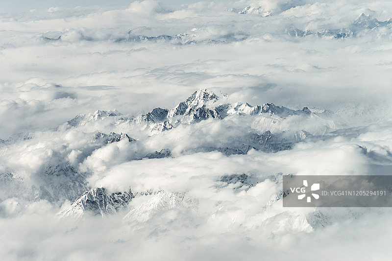 雪覆盖的山峰图片素材