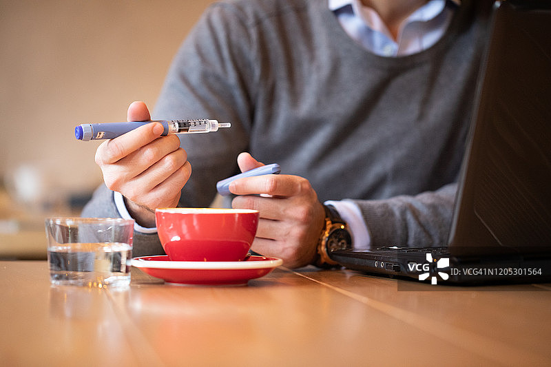 商人在咖啡店注射胰岛素图片素材
