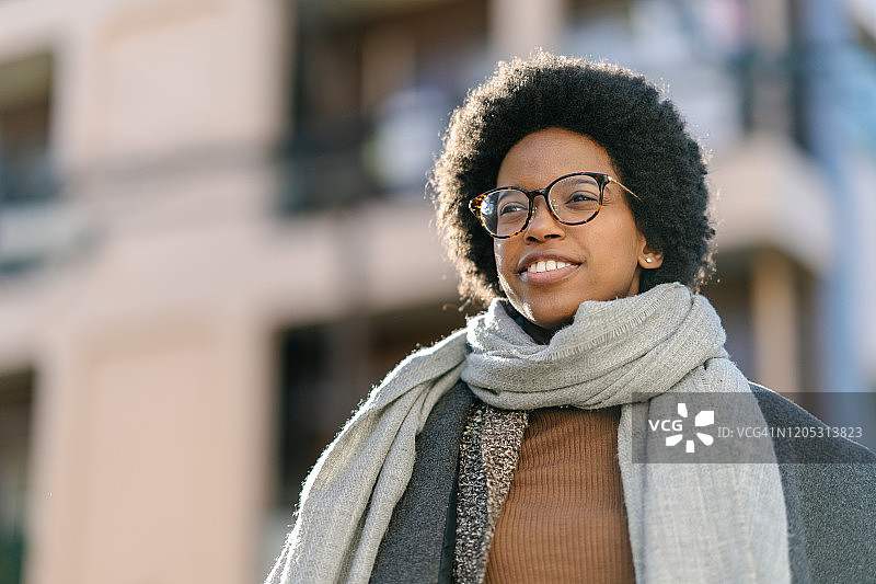 自信的年轻女性画像图片素材