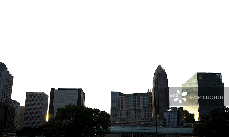 城市建筑与晴朗天空图片素材