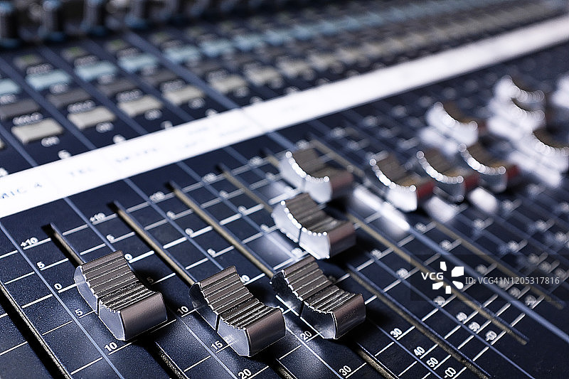 音频放大设备、工作室调音台旋钮和推子banner图片素材