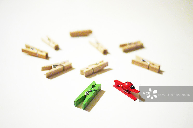 散落的红色和绿色衣夹图片素材