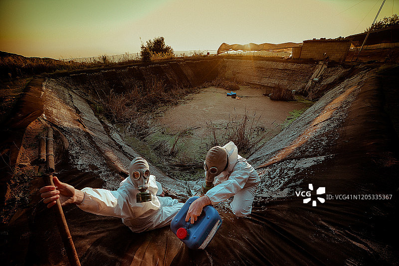 饮用受污染的水 - 反乌托邦图片素材