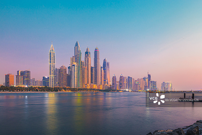 迪拜码头日落景观：高层建筑和海滨图片素材