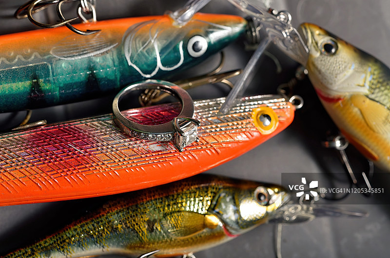 渔具上的钻石订婚戒指图片素材