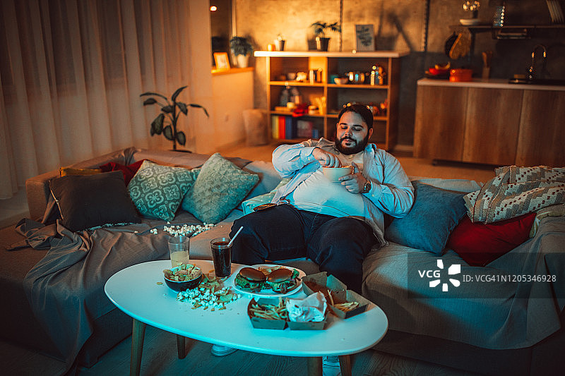 男人在吃快餐图片素材