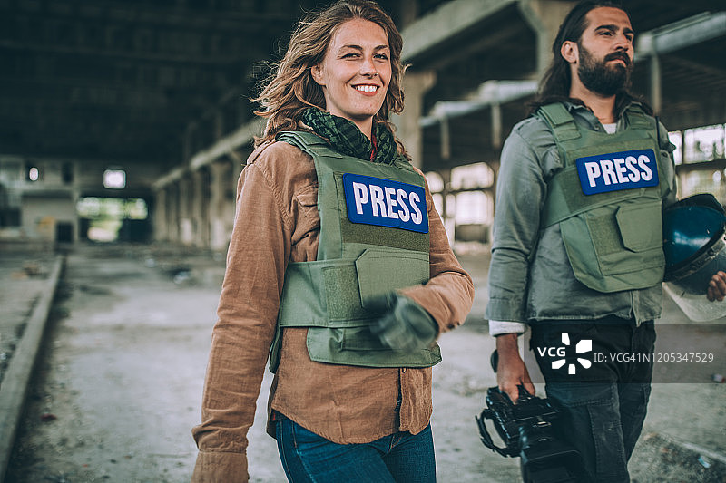 战区中的两名记者图片素材