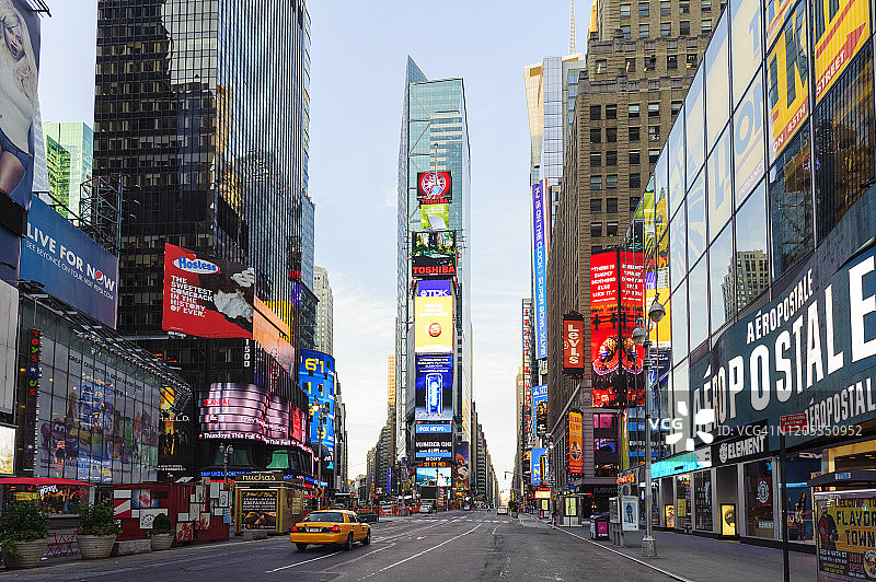 纽约曼哈顿时代广场的黄色出租车图片素材
