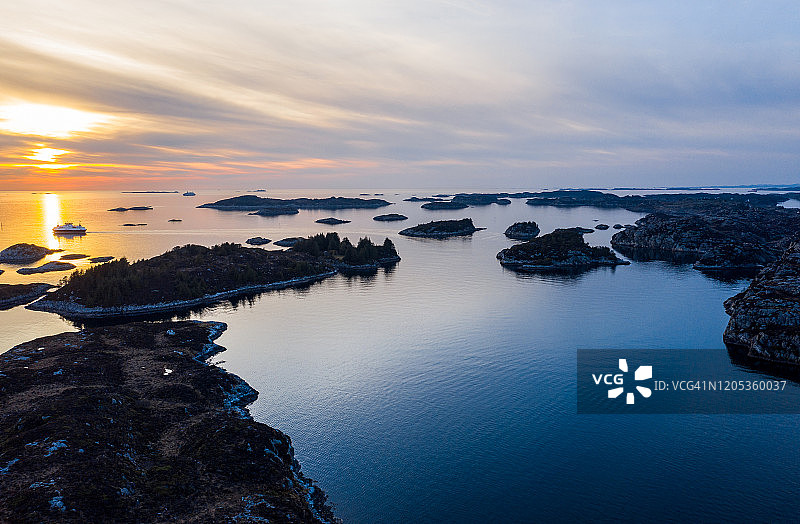 日落时航行的船只图片素材