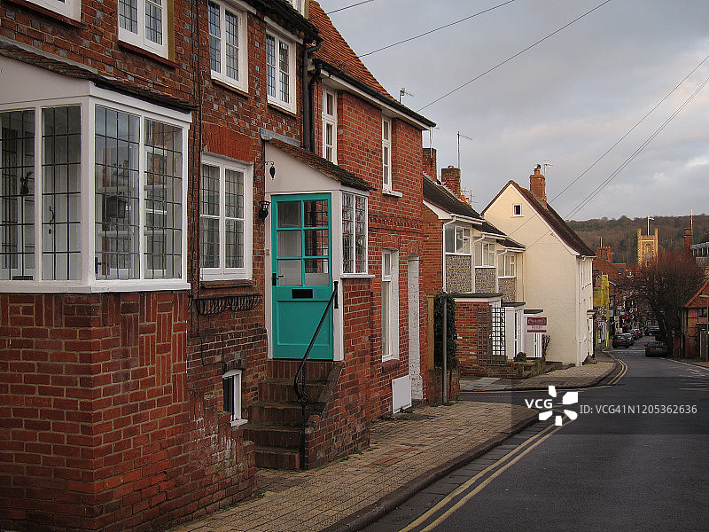 通往教堂的安静住宅街道上的房屋图片素材