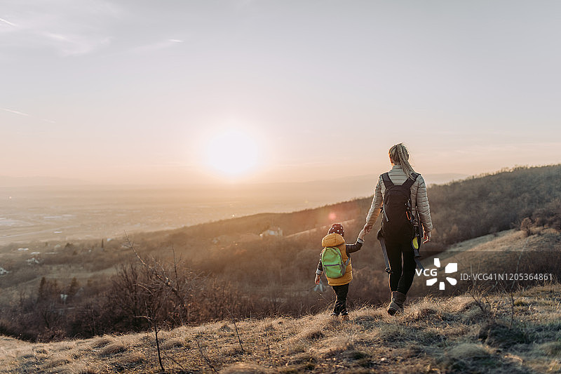 和妈妈在山顶上图片素材