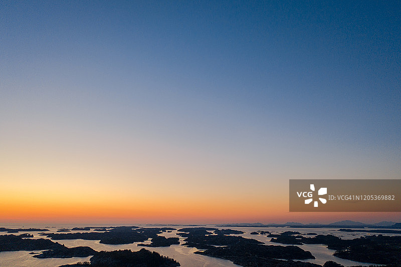 夕阳下的群岛航拍图片素材