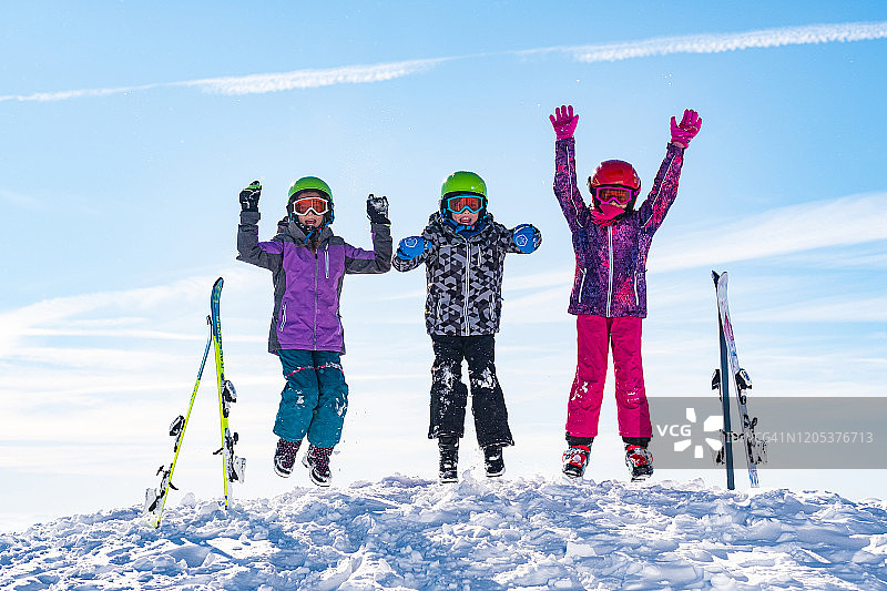 快乐的孩子们喜爱滑雪图片素材