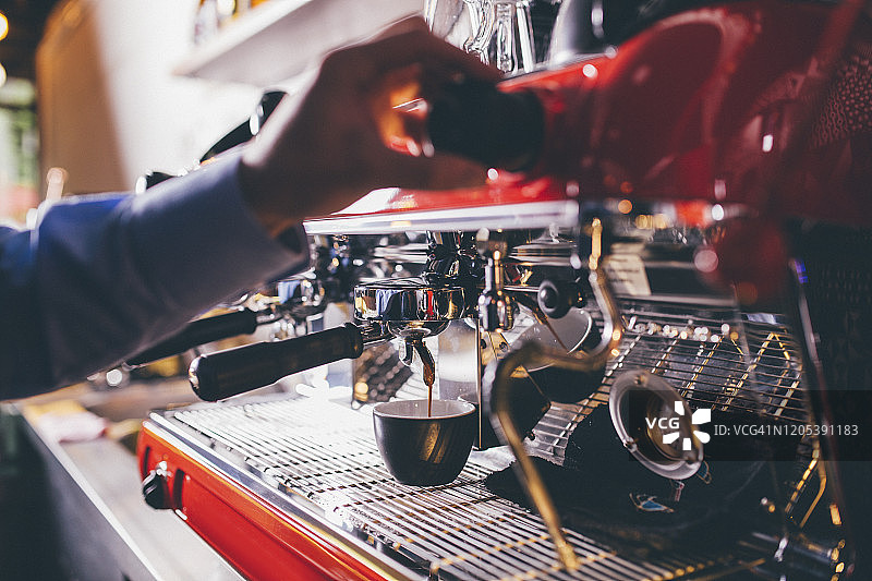 意式咖啡机冲泡咖啡特写图片素材