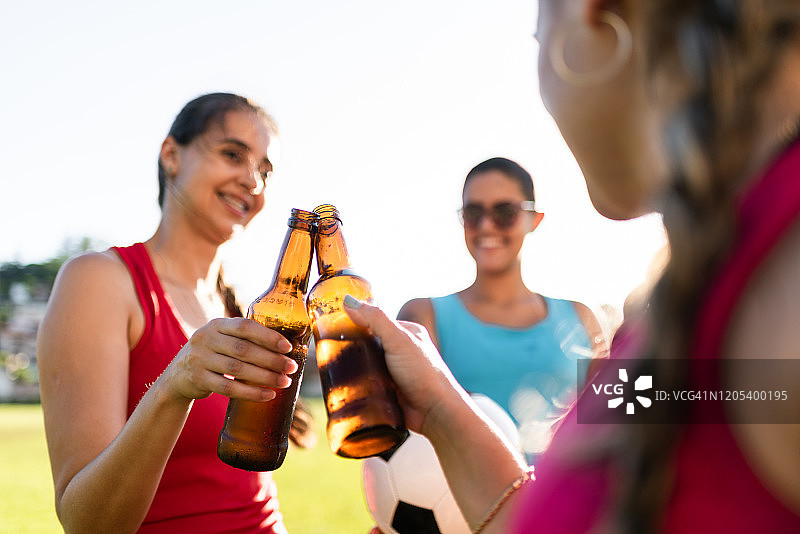 运动场上的啤酒吐司图片素材