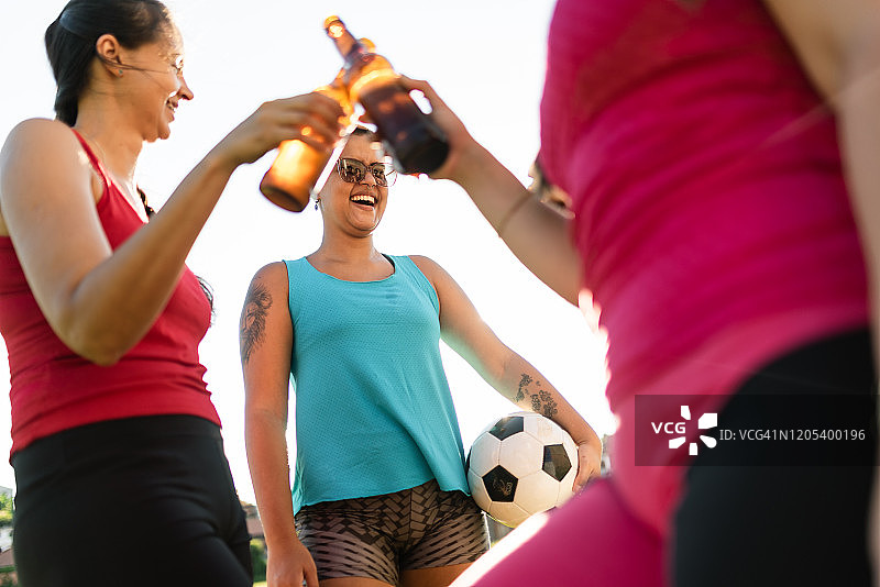 足球比赛后的啤酒图片素材