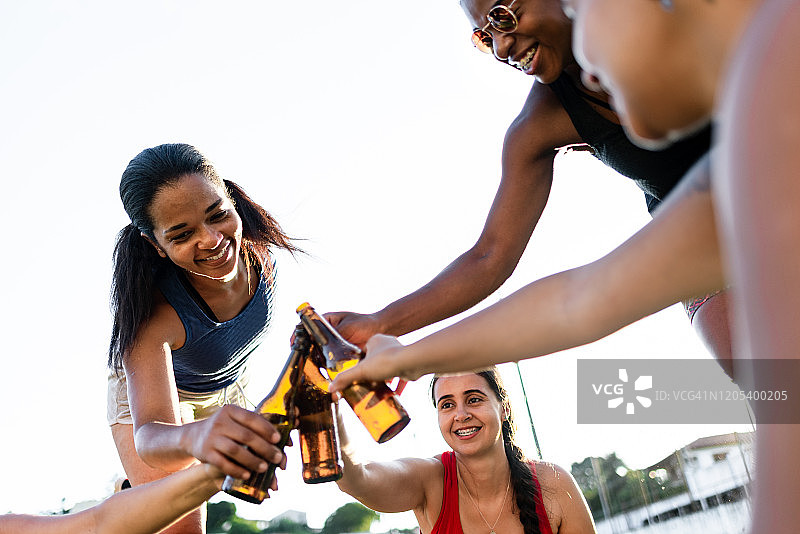 赛后冰啤酒图片素材