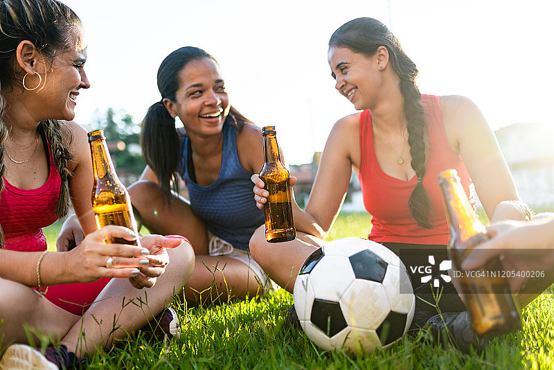 赛后啤酒聚会图片素材