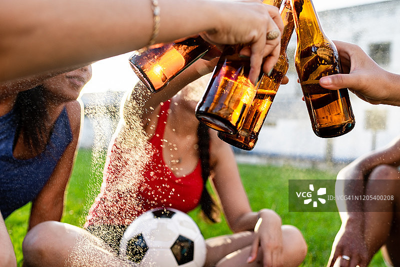 赛后啤酒解乏图片素材
