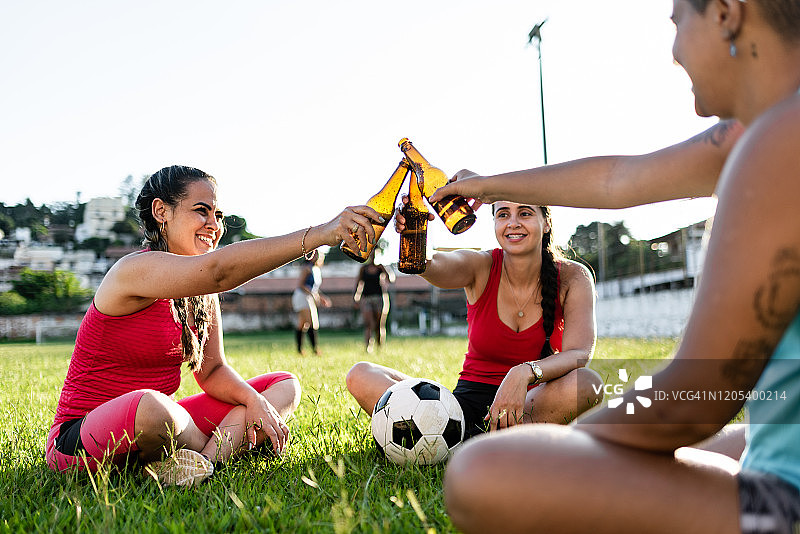 让我们用啤酒庆祝图片素材