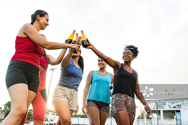 为友谊和运动祝酒图片素材