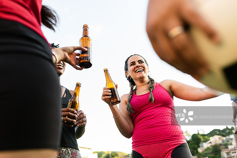赛后一起喝啤酒的女性之间的友谊图片素材