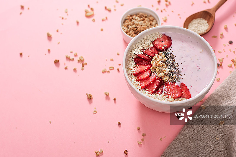 含谷物和新鲜水果的健康美味草莓冰沙碗图片素材