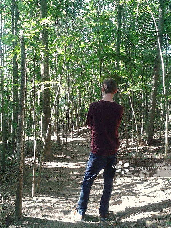 男人在森林花园中行走图片素材