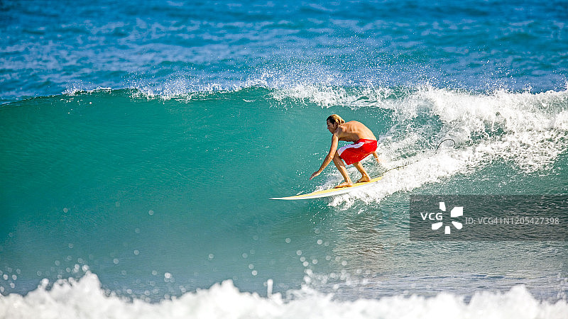 在北大西洋冲浪的海地图片素材