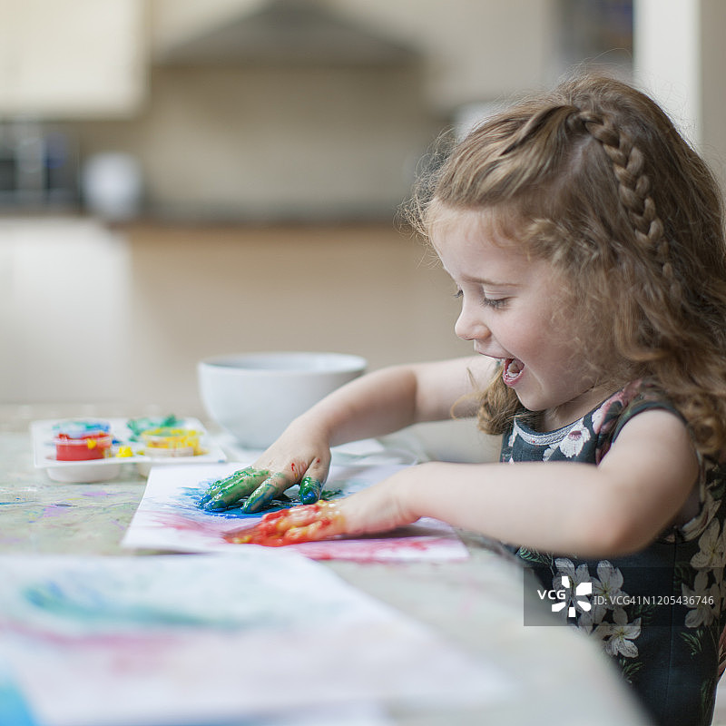 女孩手指画图片素材