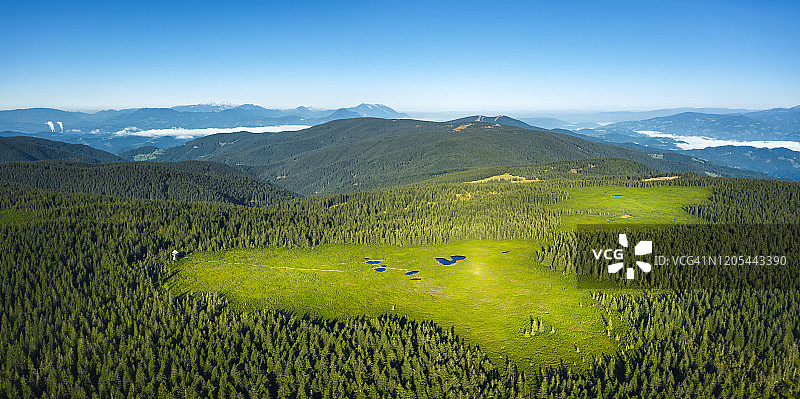 山间湖泊图片素材