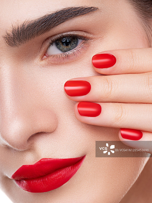 美女展示精致妆容和美甲图片素材
