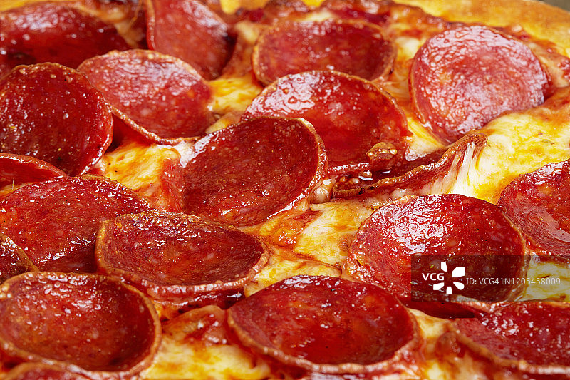 作为背景的意大利辣香肠披萨特写图片素材