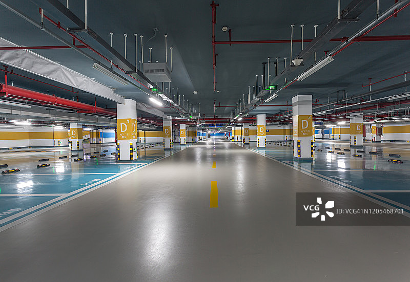 空旷的地下停车场图片素材