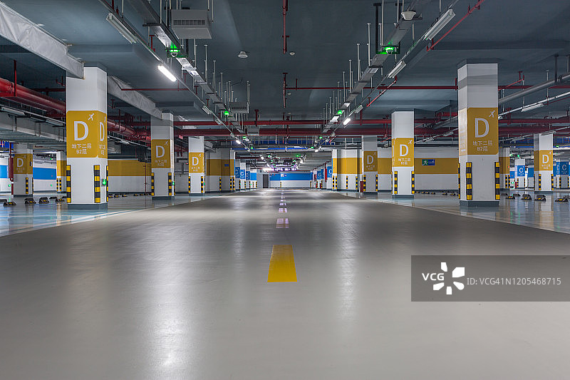 空旷的地下停车场图片素材