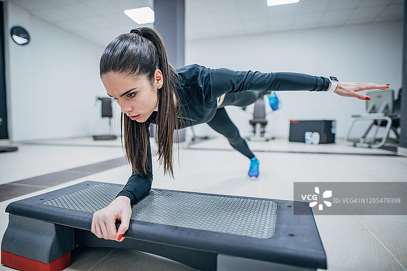 运动女人在踏步机上锻炼图片素材