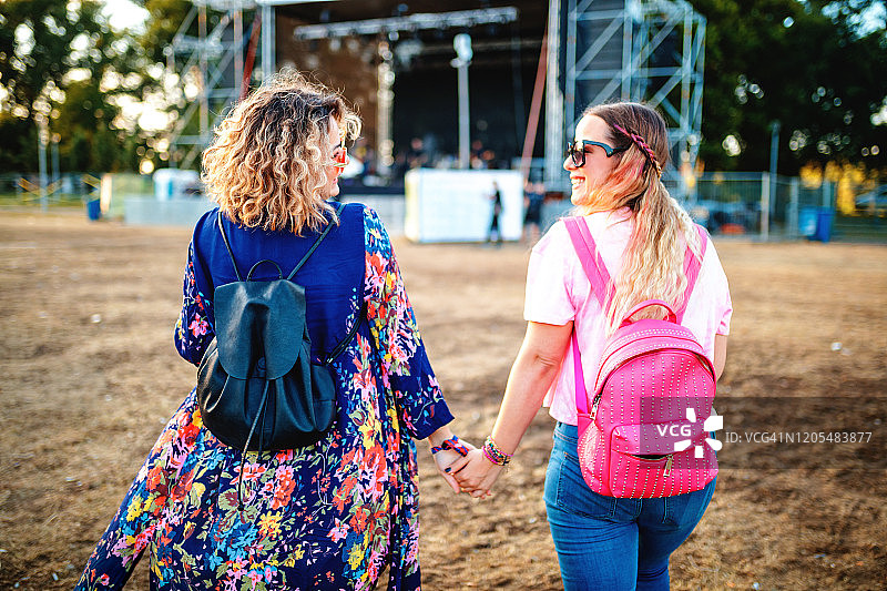朋友们到达音乐节现场图片素材