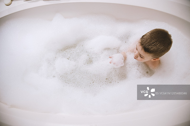 在浴缸里的男孩图片素材