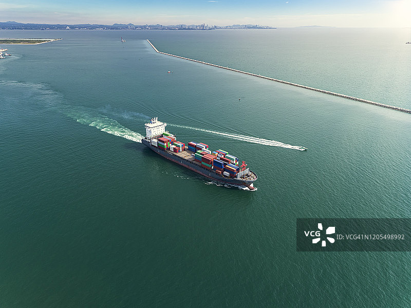 海上集装箱船承运集装箱航拍，用于物流、进出口、运输图片素材