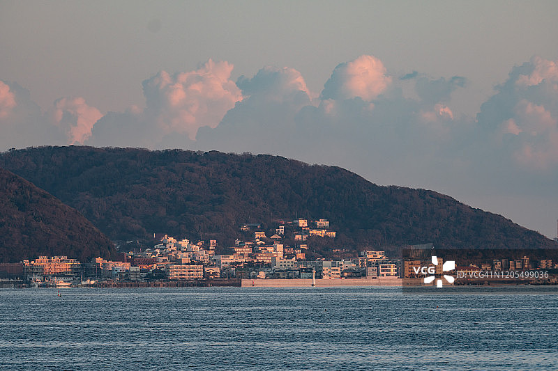 日本神奈川县日落海滩上的积云图片素材
