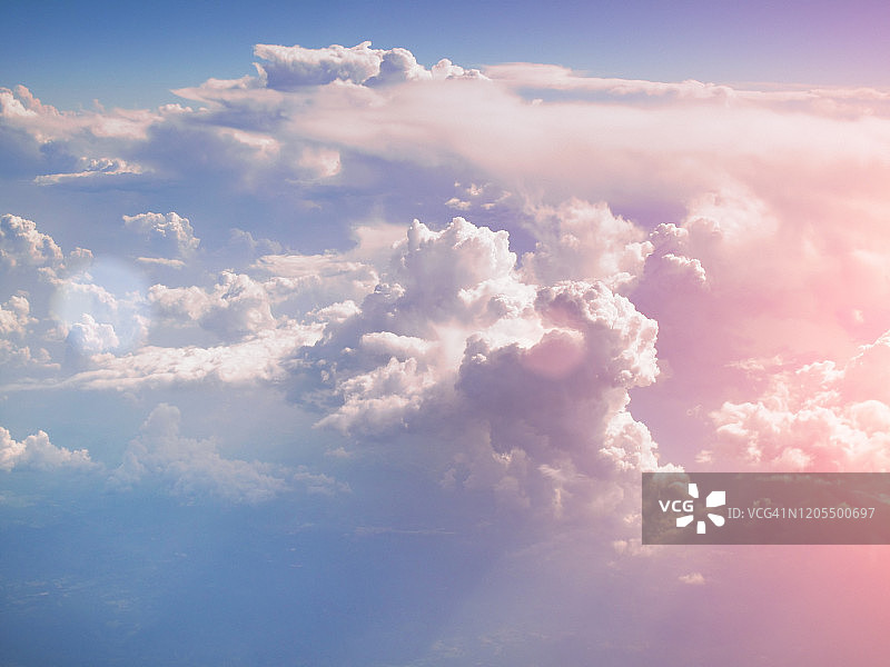 飞机上看到的粉彩色云朵图片素材