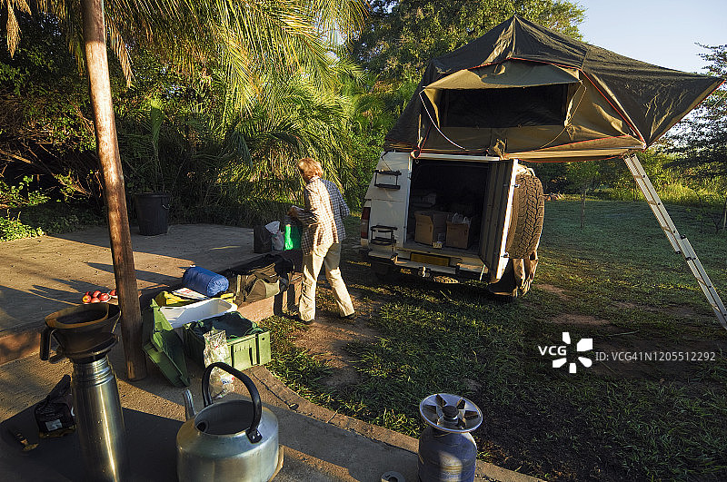纳米比亚卡万戈河岸边的露营地清晨图片素材