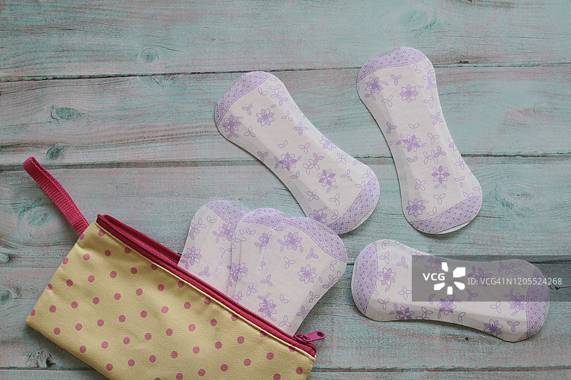 装有卫生巾的洗漱包图片素材