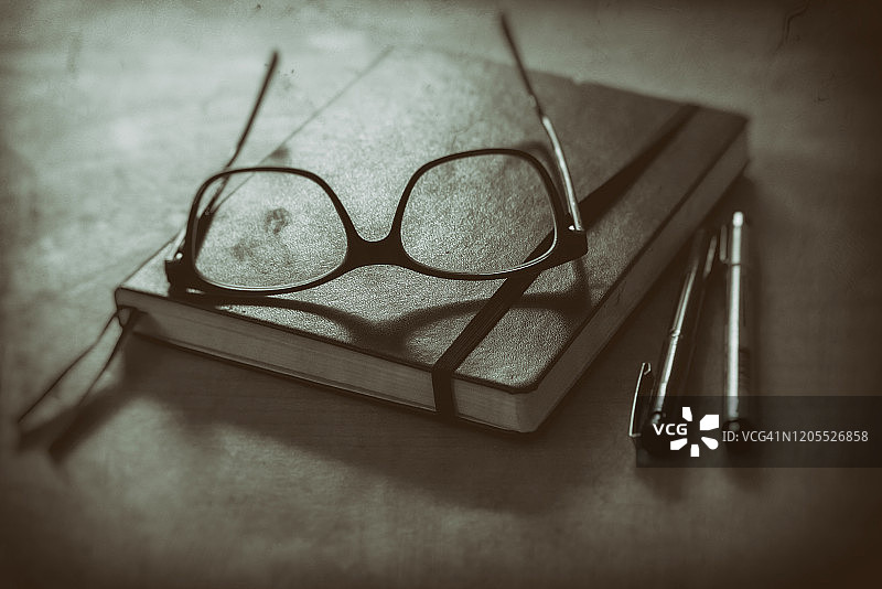 放在笔记本上的老花镜图片素材