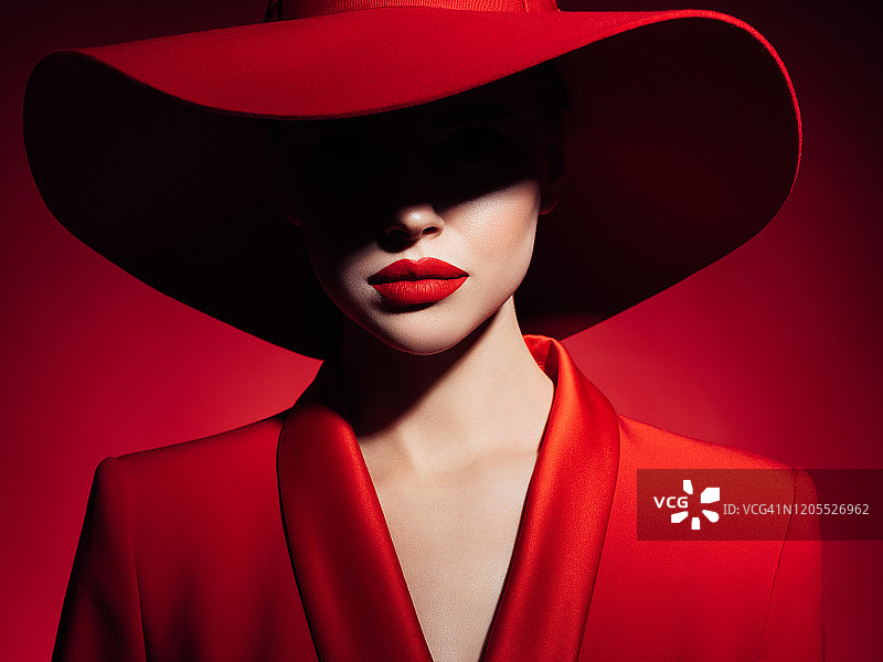 化着妆，身穿红色外套和帽子的美女图片素材