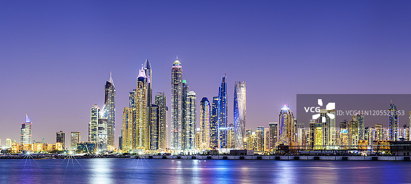 阿拉伯联合酋长国迪拜码头天际线暮光全景图片素材