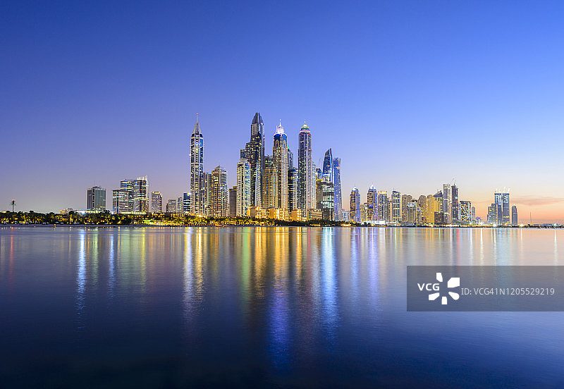 阿拉伯联合酋长国迪拜码头天际线黄昏倒影图片素材