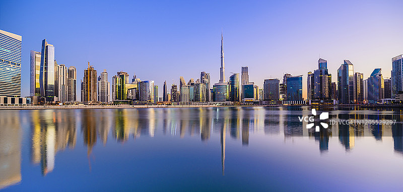 日落时分的迪拜市中心天际线和商业园区全景，阿拉伯联合酋长国图片素材